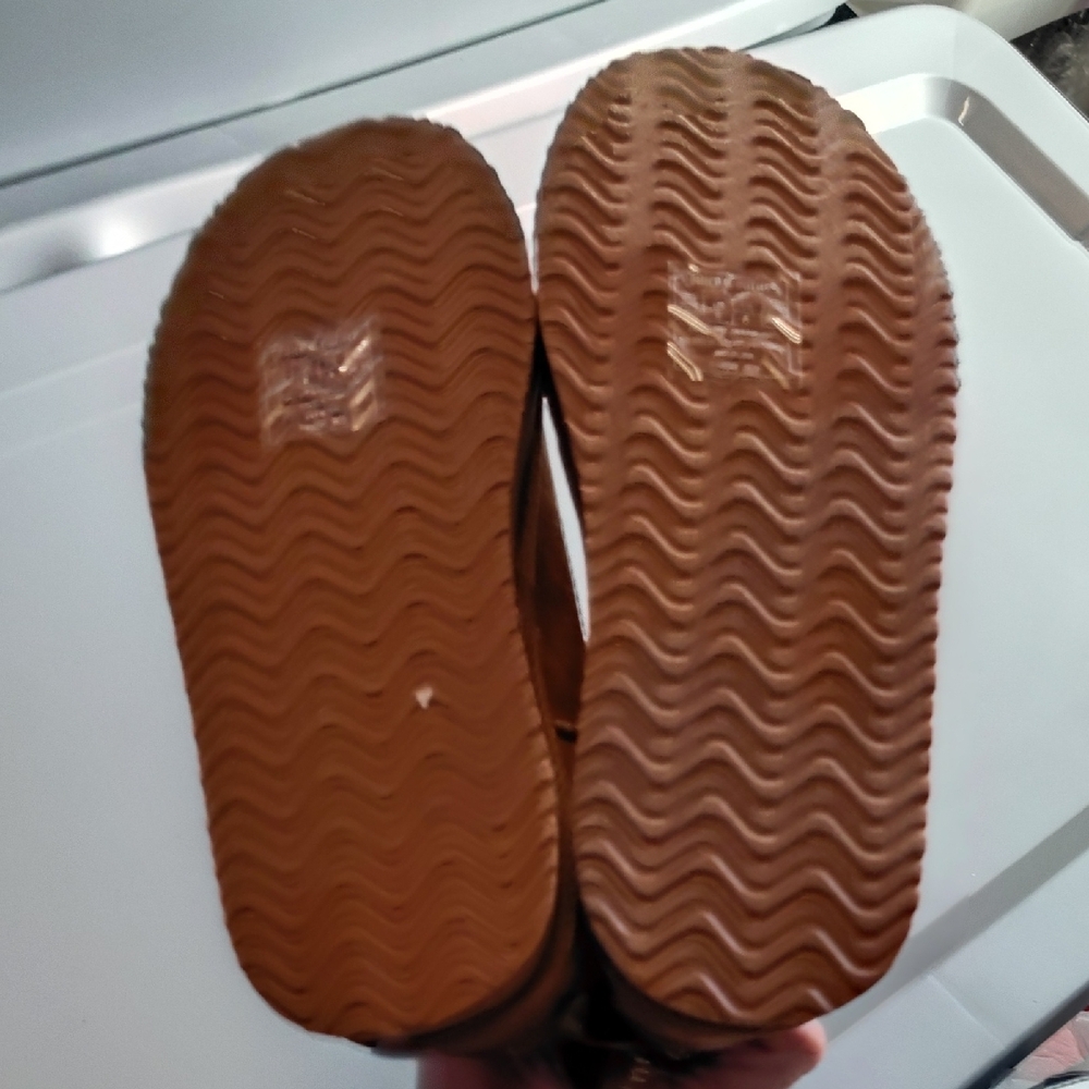 Juicy Couture Tan Kids Slippers - Picture 5 of 7